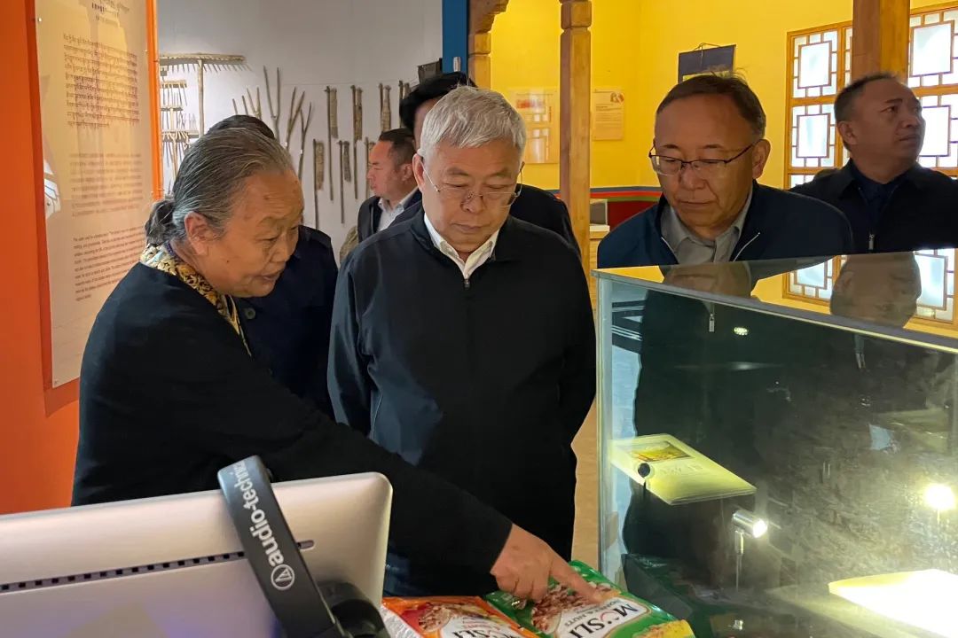 刘永富会长一行在拉萨开展青稞牦牛产业调研