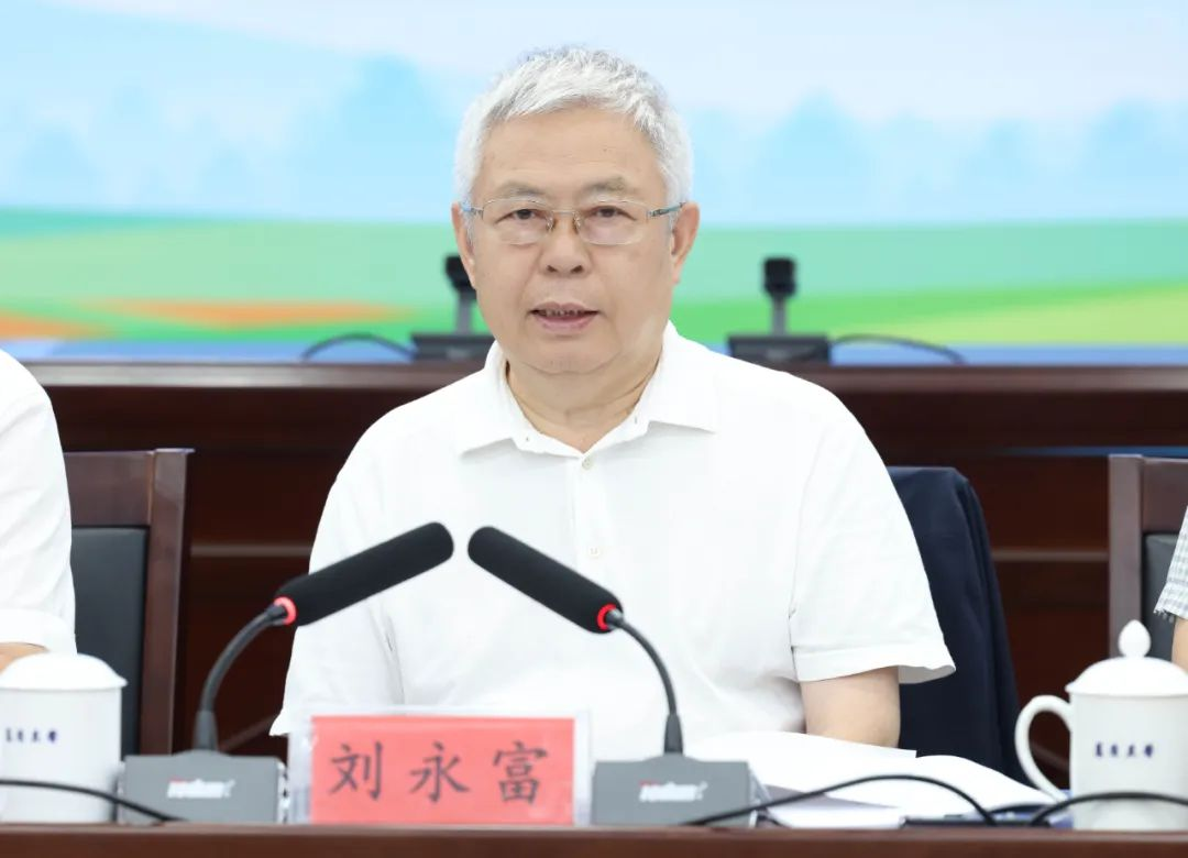 全国政协委员、中国乡村发展志愿服务促进会会长刘永富率队赴江西省调研油茶产业